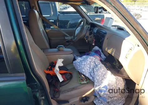 2000 Ford Explorer Eddie Bauer from USA, damaged, VIN 1FMZU64E0YZC67887